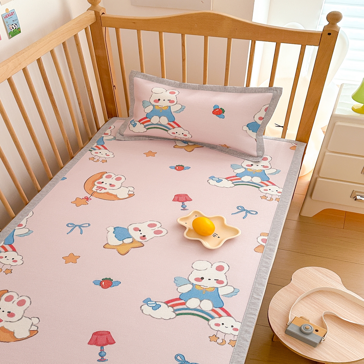 91家纺网 家纺一手货源 找家纺 嗨生活 2026年新款600D冰藤凉席儿童婴儿床凉席 幼儿园凉席 拼床凉席（可定做） 彩虹兔兔