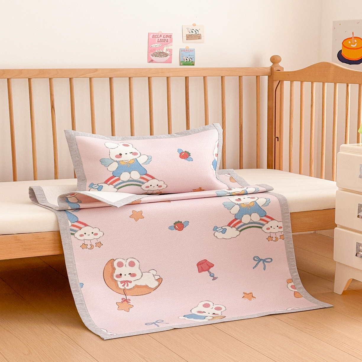 91家纺网 家纺一手货源 找家纺 嗨生活 2026年新款600D冰藤凉席儿童婴儿床凉席 幼儿园凉席 拼床凉席（可定做） 彩虹兔兔