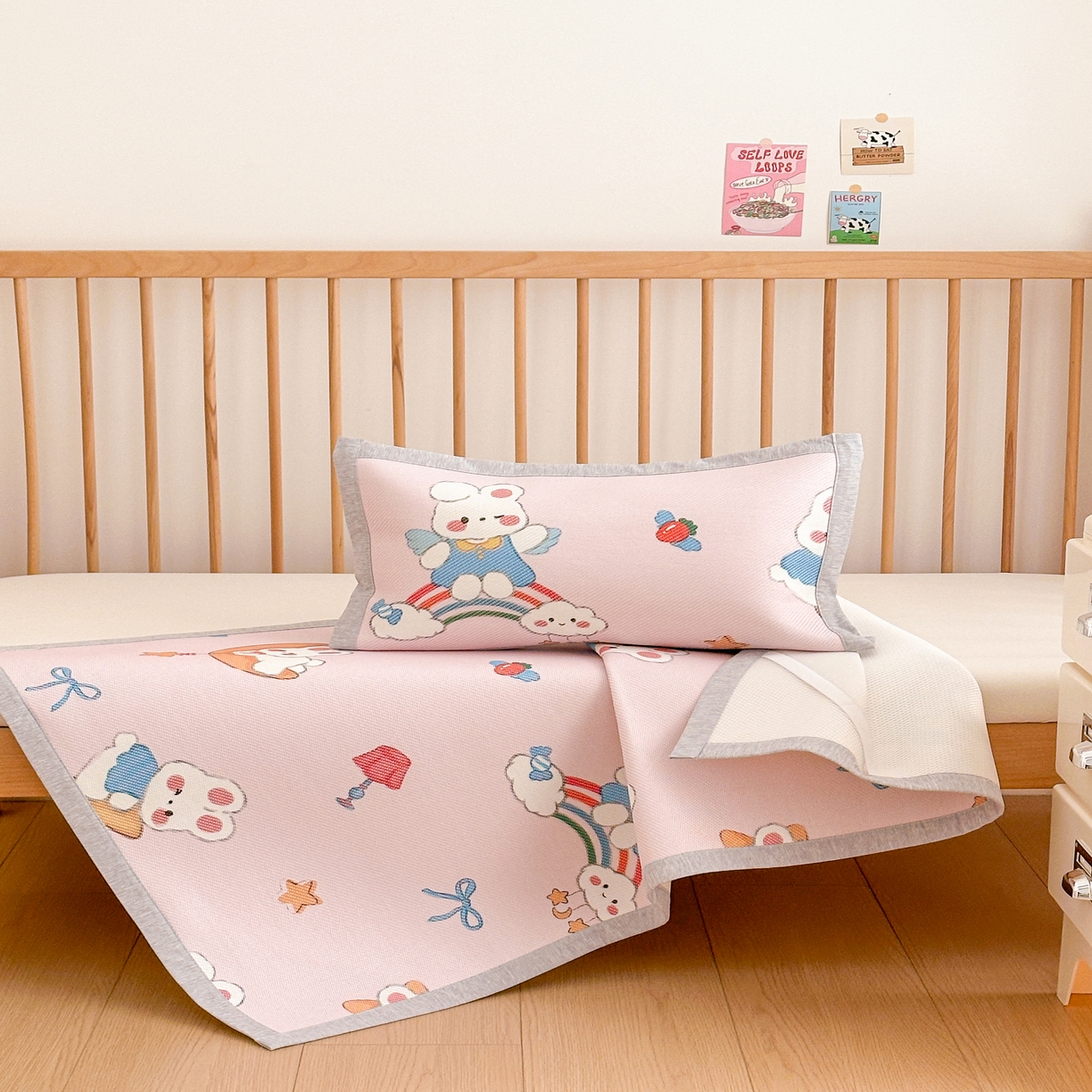 91家纺网 家纺一手货源 找家纺 嗨生活 2026年新款600D冰藤凉席儿童婴儿床凉席 幼儿园凉席 拼床凉席（可定做） 彩虹兔兔