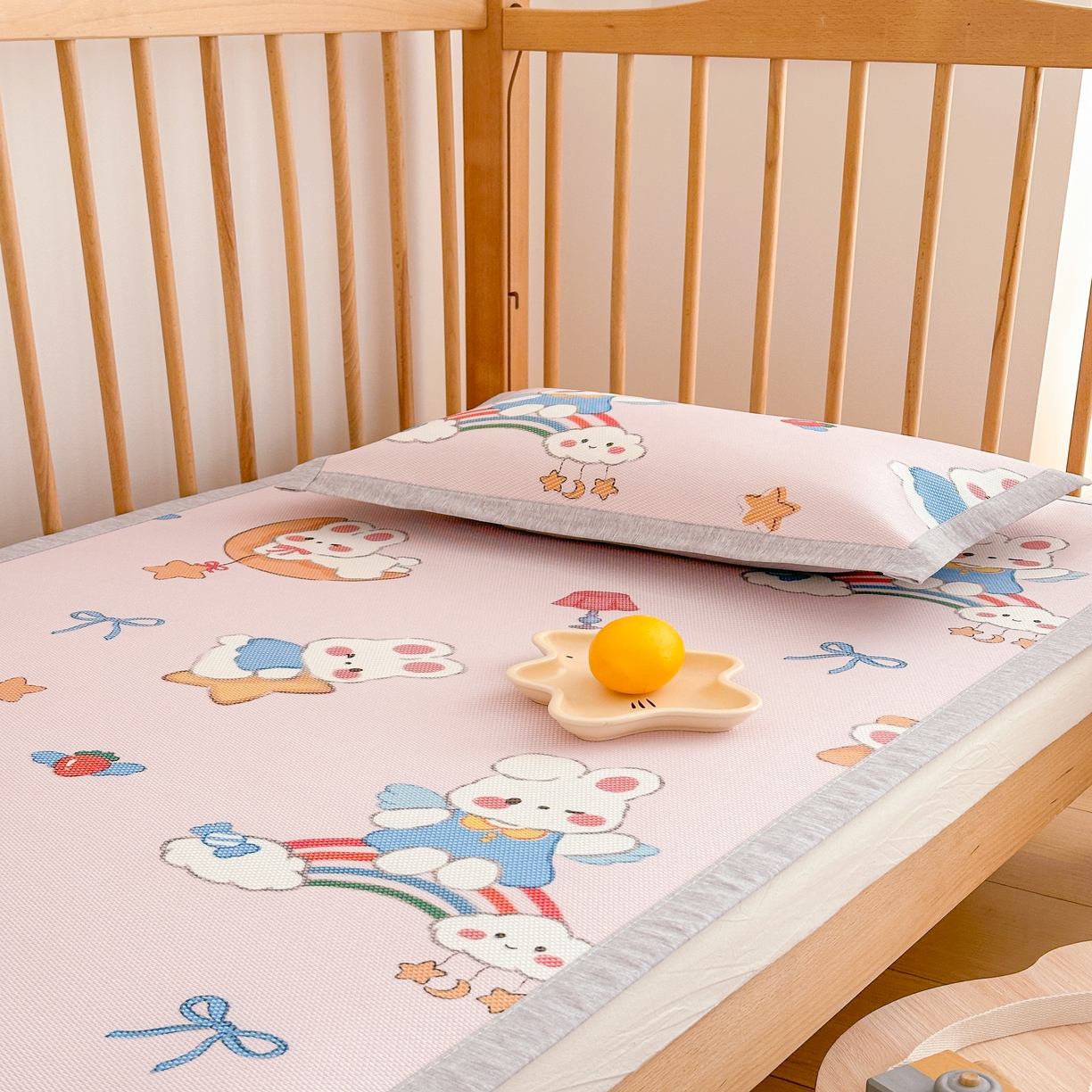 91家纺网 家纺一手货源 找家纺 嗨生活 2026年新款600D冰藤凉席儿童婴儿床凉席 幼儿园凉席 拼床凉席（可定做） 彩虹兔兔