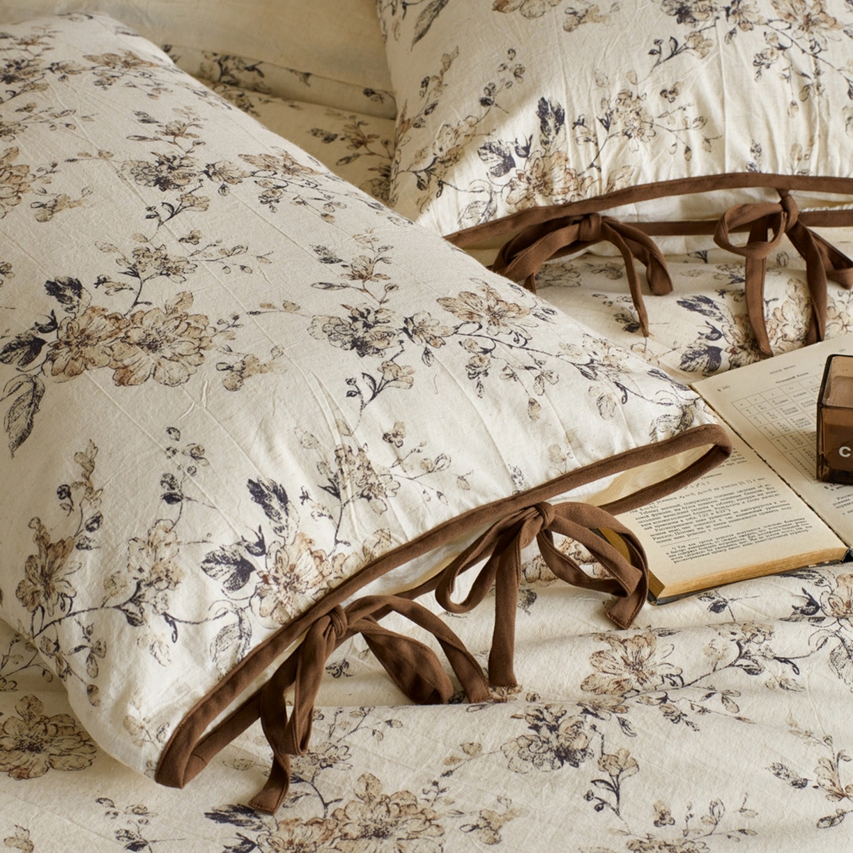 91家纺网 家纺一手货源 找家纺 由丽家纺 2026新款法式复古风棉麻绑带款四件套 古韵繁花