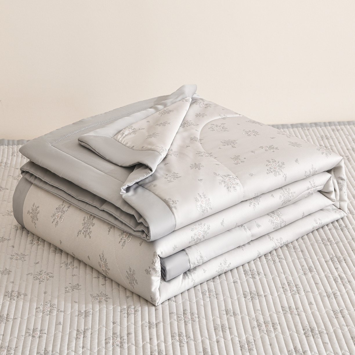 91家纺网 家纺一手货源 找家纺 金艾草 2026新款莫代尔天丝印花夏被床盖四件套三件套 山菊-灰