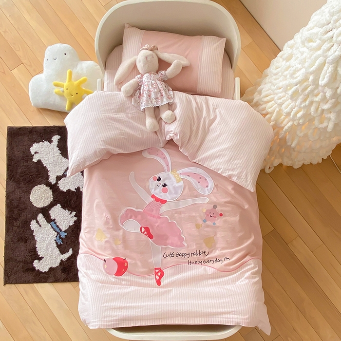 91家纺网 家纺一手货源 找家纺 宝贝优选 2026新款全棉水洗棉幼儿园学生三件套多件套 星光舞兔