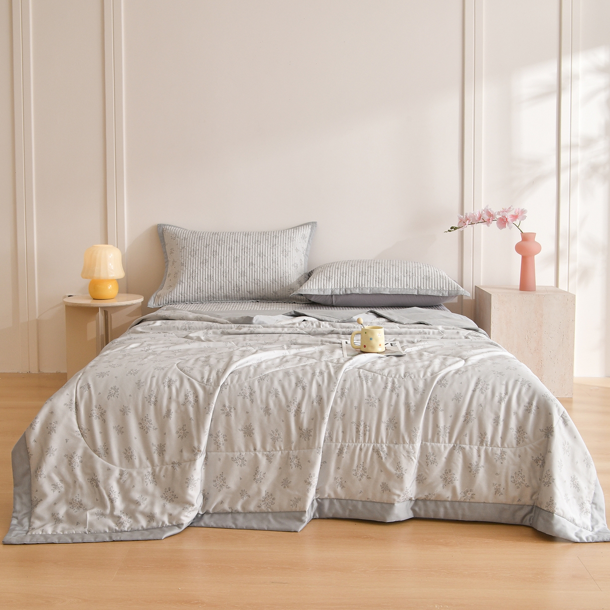 91家纺网 家纺一手货源 找家纺 金艾草 2026新款莫代尔天丝印花夏被床盖四件套三件套 山菊-灰