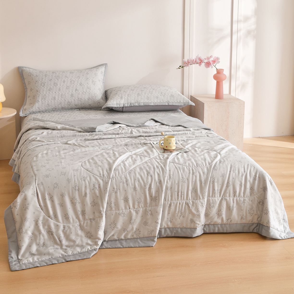 91家纺网 家纺一手货源 找家纺 金艾草 2026新款莫代尔天丝印花夏被床盖四件套三件套 山菊-灰