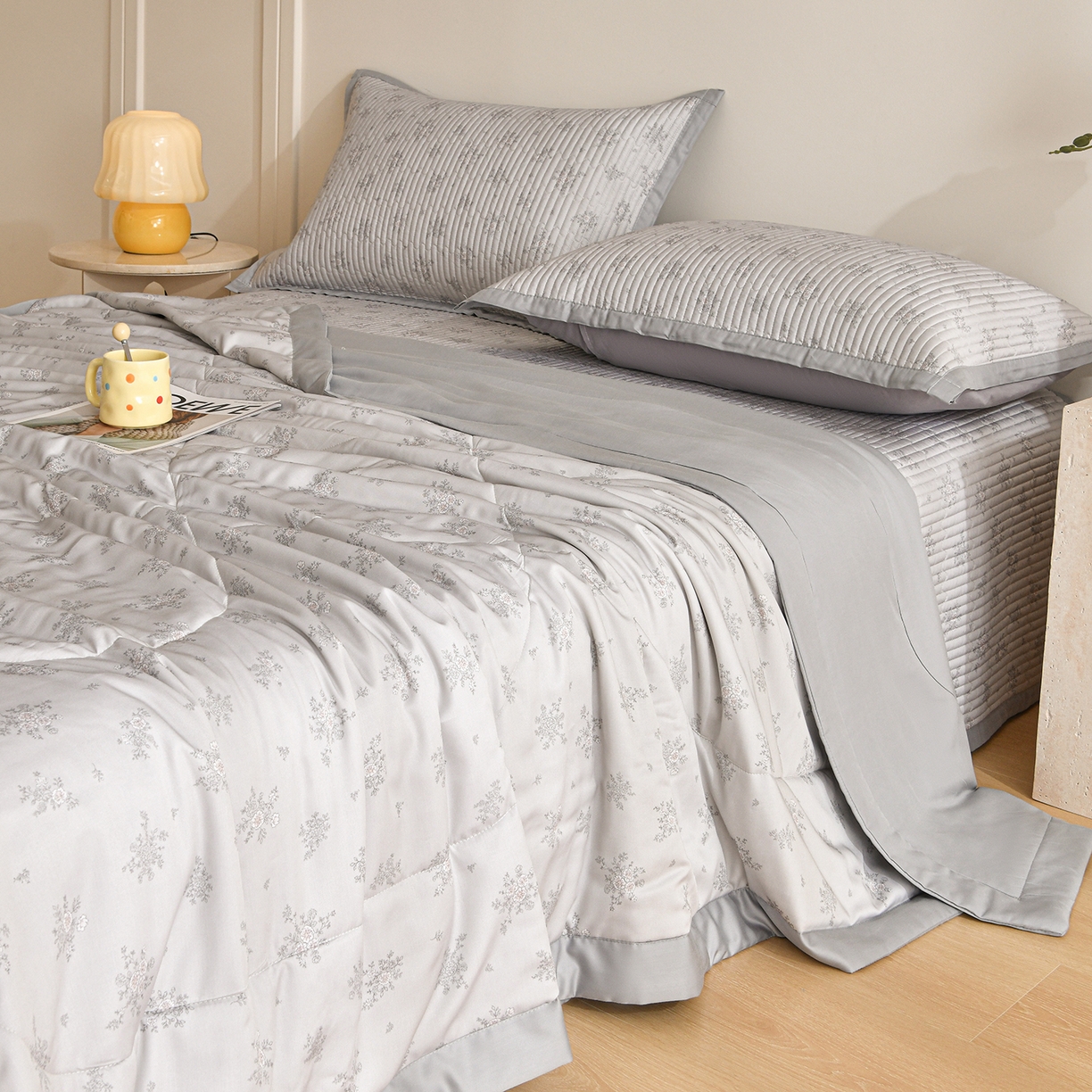 91家纺网 家纺一手货源 找家纺 金艾草 2026新款莫代尔天丝印花夏被床盖四件套三件套 山菊-灰