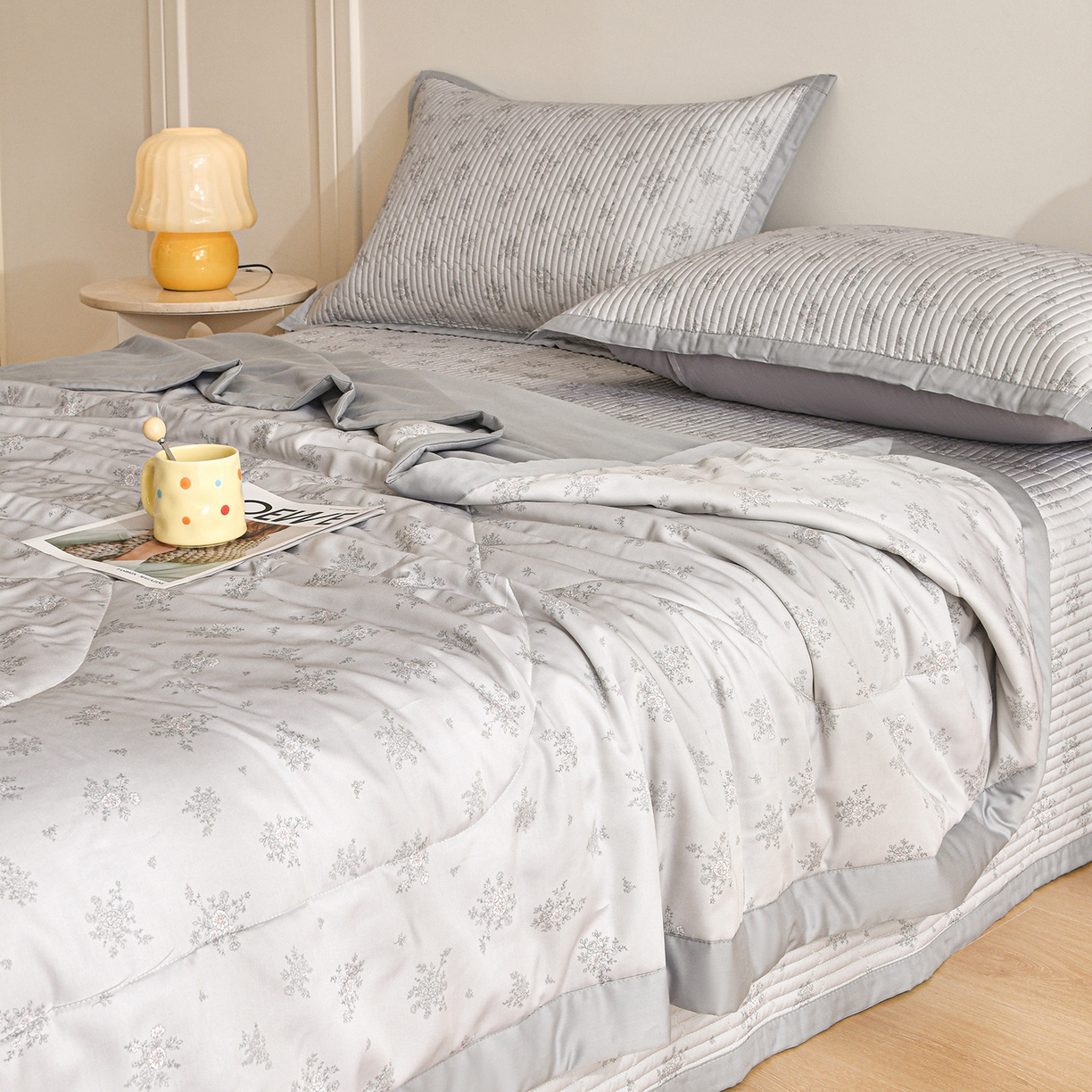 91家纺网 家纺一手货源 找家纺 金艾草 2026新款莫代尔天丝印花夏被床盖四件套三件套 山菊-灰