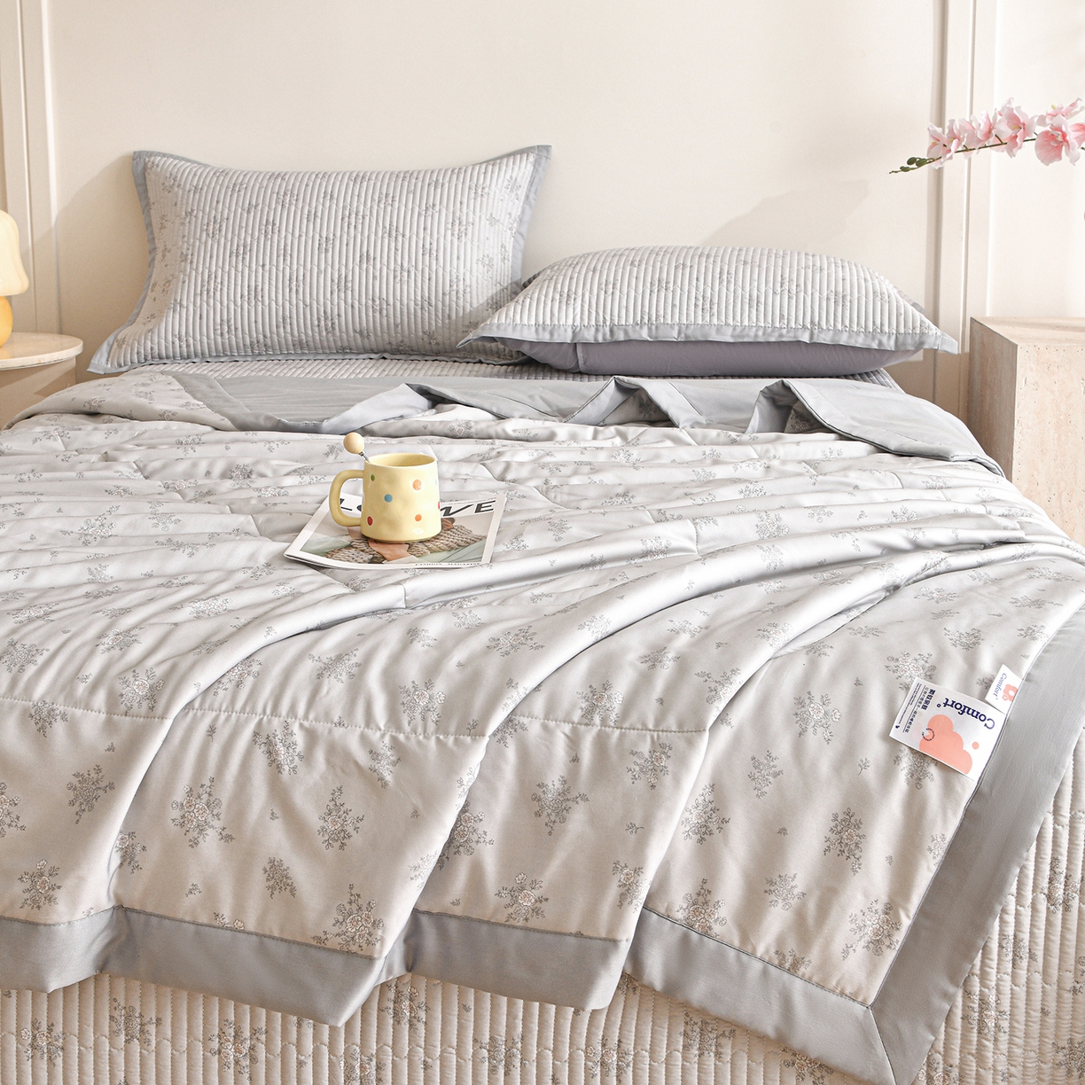 91家纺网 家纺一手货源 找家纺 金艾草 2026新款莫代尔天丝印花夏被床盖四件套三件套 山菊-灰