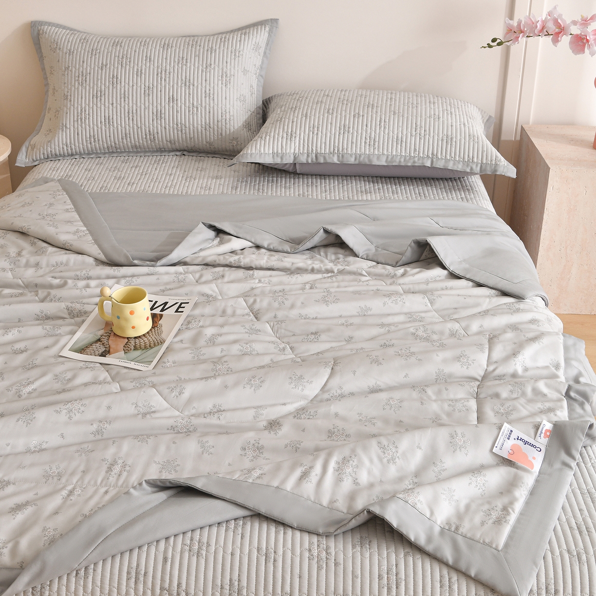 91家纺网 家纺一手货源 找家纺 金艾草 2026新款莫代尔天丝印花夏被床盖四件套三件套 山菊-灰