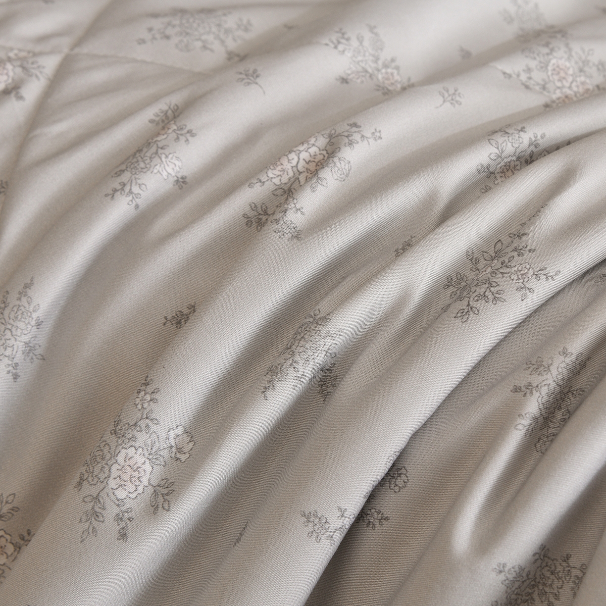 91家纺网 家纺一手货源 找家纺 金艾草 2026新款莫代尔天丝印花夏被床盖四件套三件套 山菊-灰