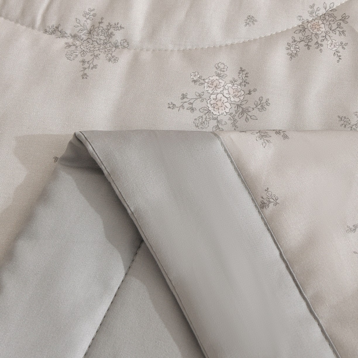 91家纺网 家纺一手货源 找家纺 金艾草 2026新款莫代尔天丝印花夏被床盖四件套三件套 山菊-灰