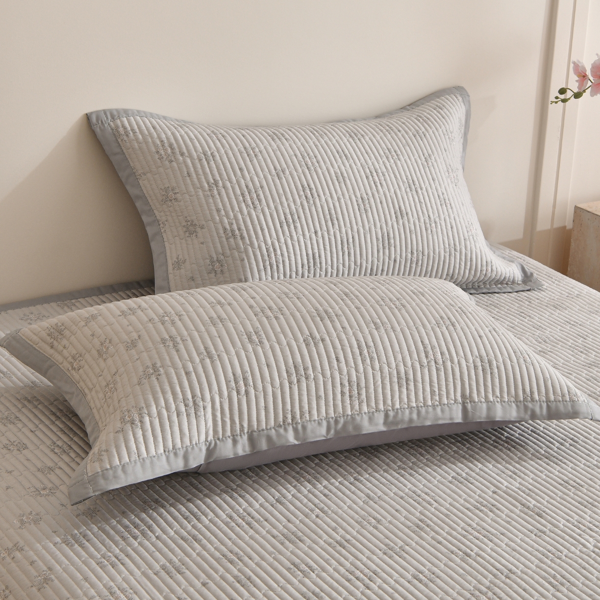 91家纺网 家纺一手货源 找家纺 金艾草 2026新款莫代尔天丝印花夏被床盖四件套三件套 山菊-灰