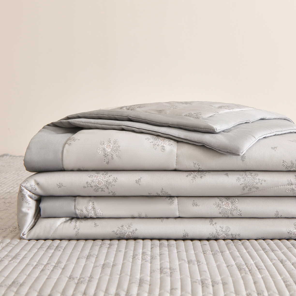 91家纺网 家纺一手货源 找家纺 金艾草 2026新款莫代尔天丝印花夏被床盖四件套三件套 山菊-灰