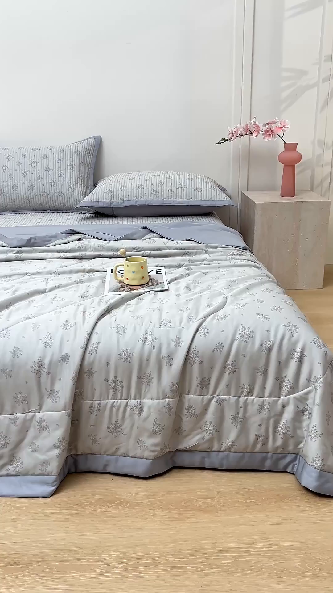 91家纺网 家纺一手货源 找家纺 金艾草 2026新款莫代尔天丝印花夏被床盖四件套三件套 山菊-灰