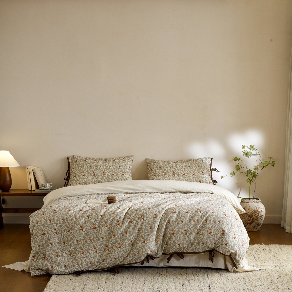 91家纺网 家纺一手货源 找家纺 由丽家纺 2026新款法式复古风棉麻绑带款四件套 春枝红荔