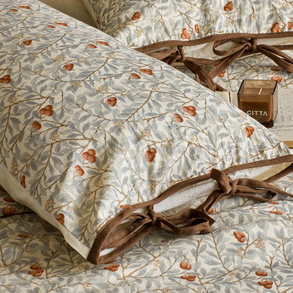 91家纺网 家纺一手货源 找家纺 由丽家纺 2026新款法式复古风棉麻绑带款四件套 春枝红荔