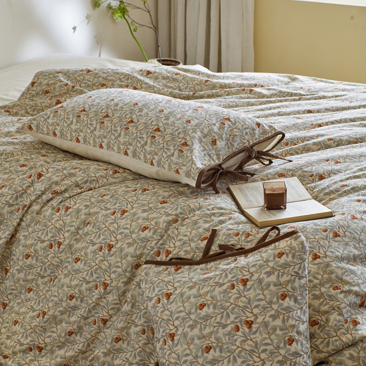 91家纺网 家纺一手货源 找家纺 由丽家纺 2026新款法式复古风棉麻绑带款四件套 春枝红荔