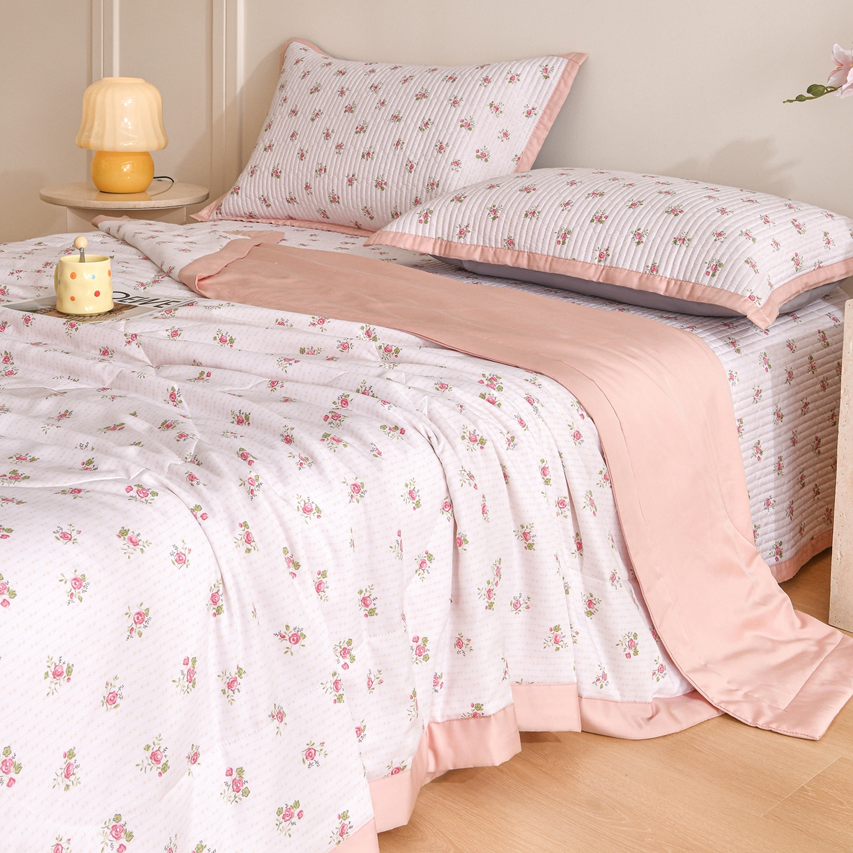 91家纺网 家纺一手货源 找家纺 金艾草 2026新款莫代尔天丝印花夏被床盖四件套三件套 桃粉