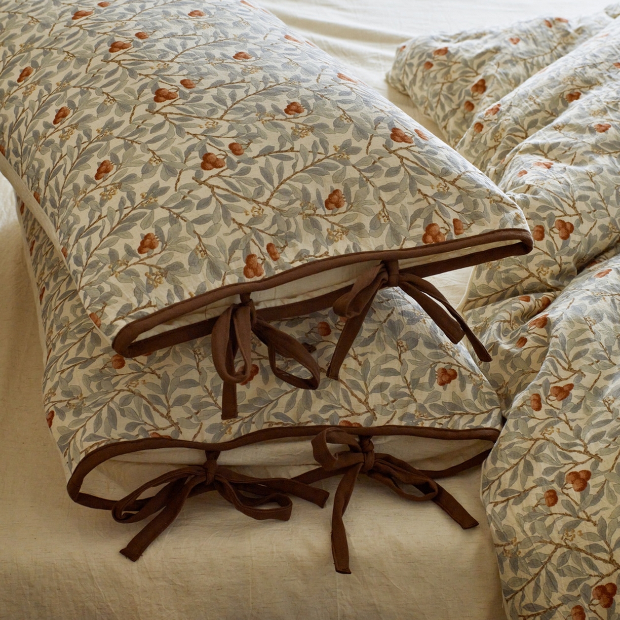 91家纺网 家纺一手货源 找家纺 由丽家纺 2026新款法式复古风棉麻绑带款四件套 春枝红荔