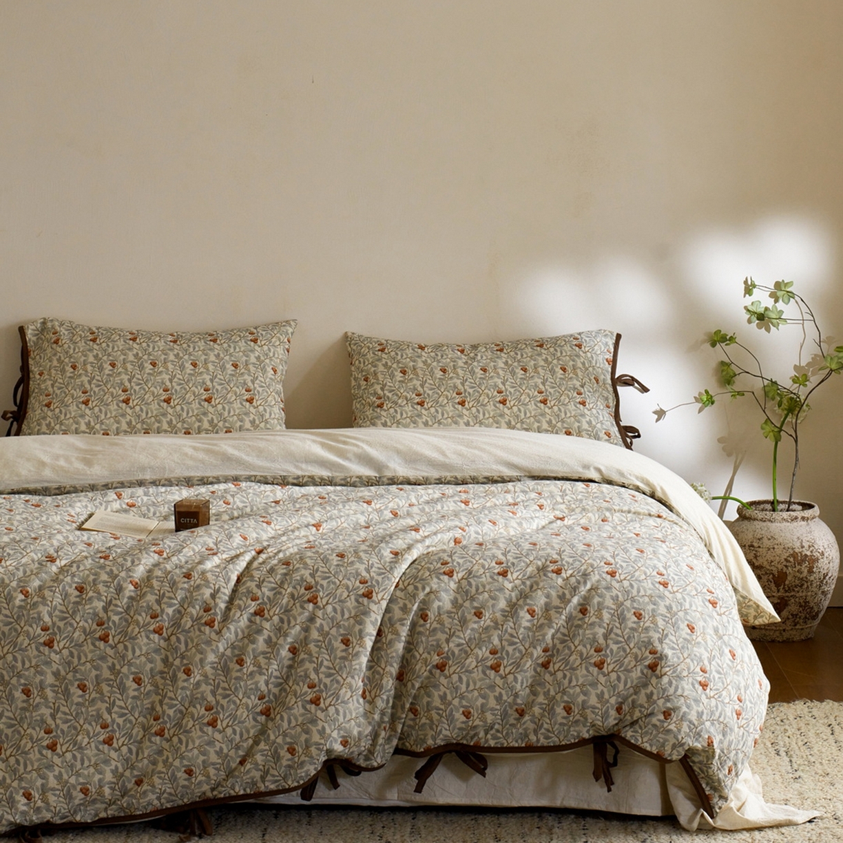 91家纺网 家纺一手货源 找家纺 由丽家纺 2026新款法式复古风棉麻绑带款四件套 春枝红荔