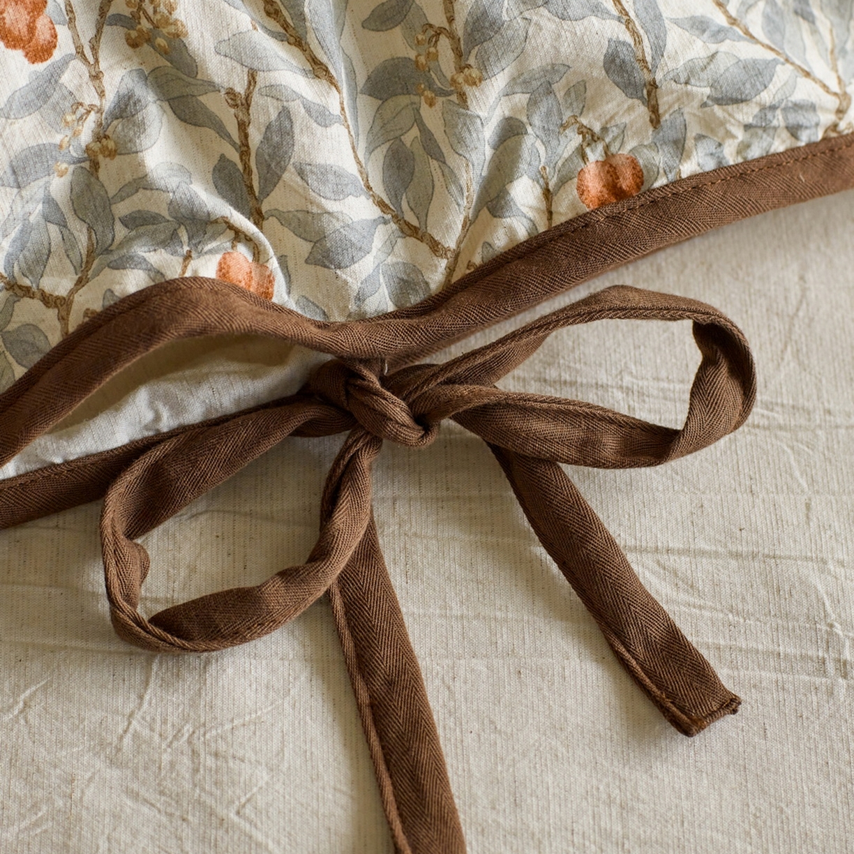 91家纺网 家纺一手货源 找家纺 由丽家纺 2026新款法式复古风棉麻绑带款四件套 春枝红荔