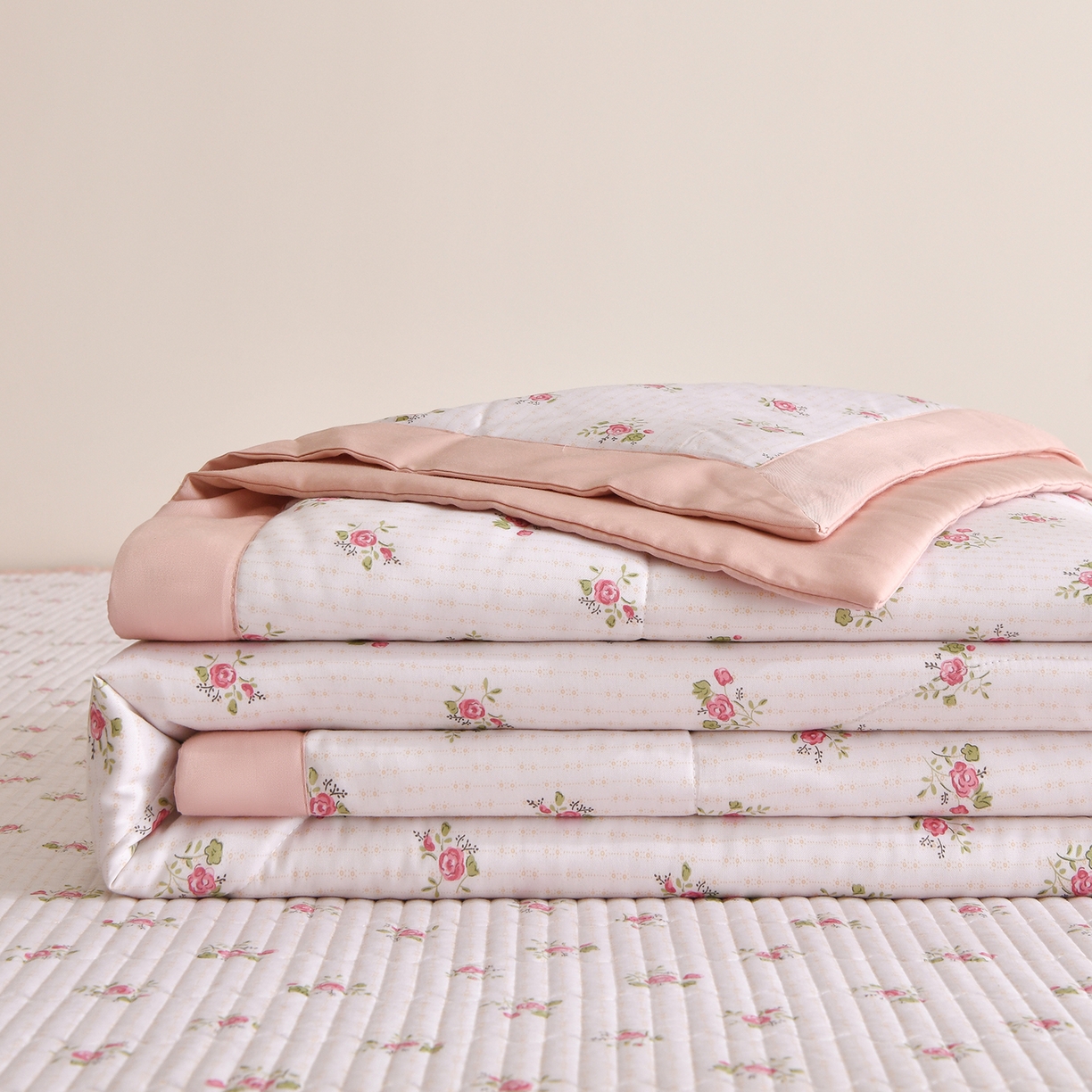 91家纺网 家纺一手货源 找家纺 金艾草 2026新款莫代尔天丝印花夏被床盖四件套三件套 桃粉