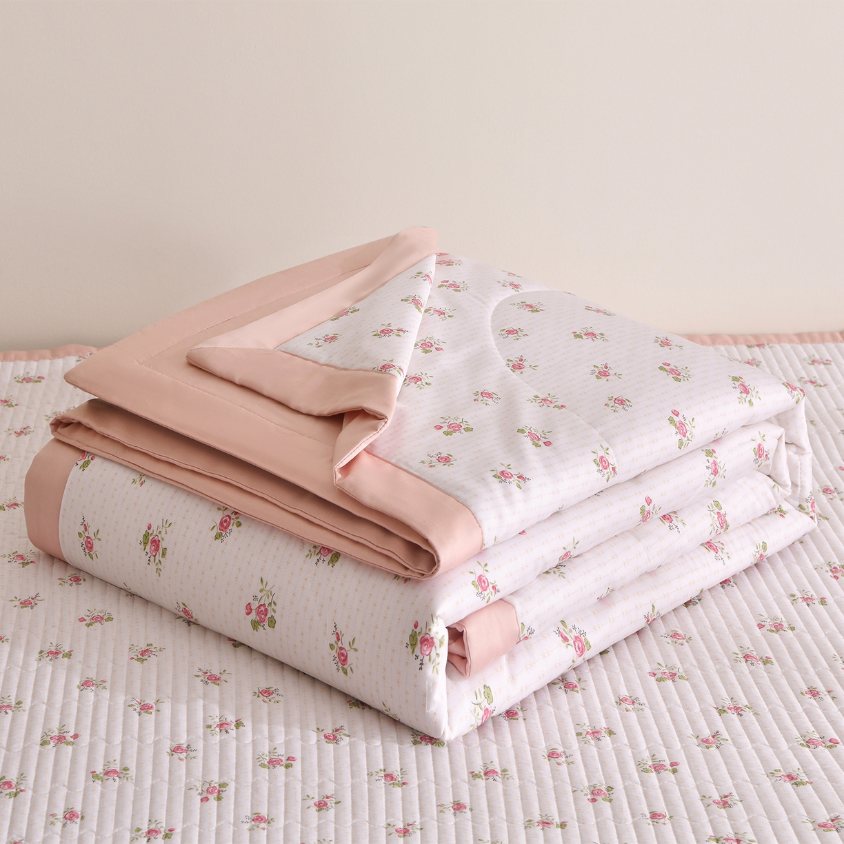 91家纺网 家纺一手货源 找家纺 金艾草 2026新款莫代尔天丝印花夏被床盖四件套三件套 桃粉