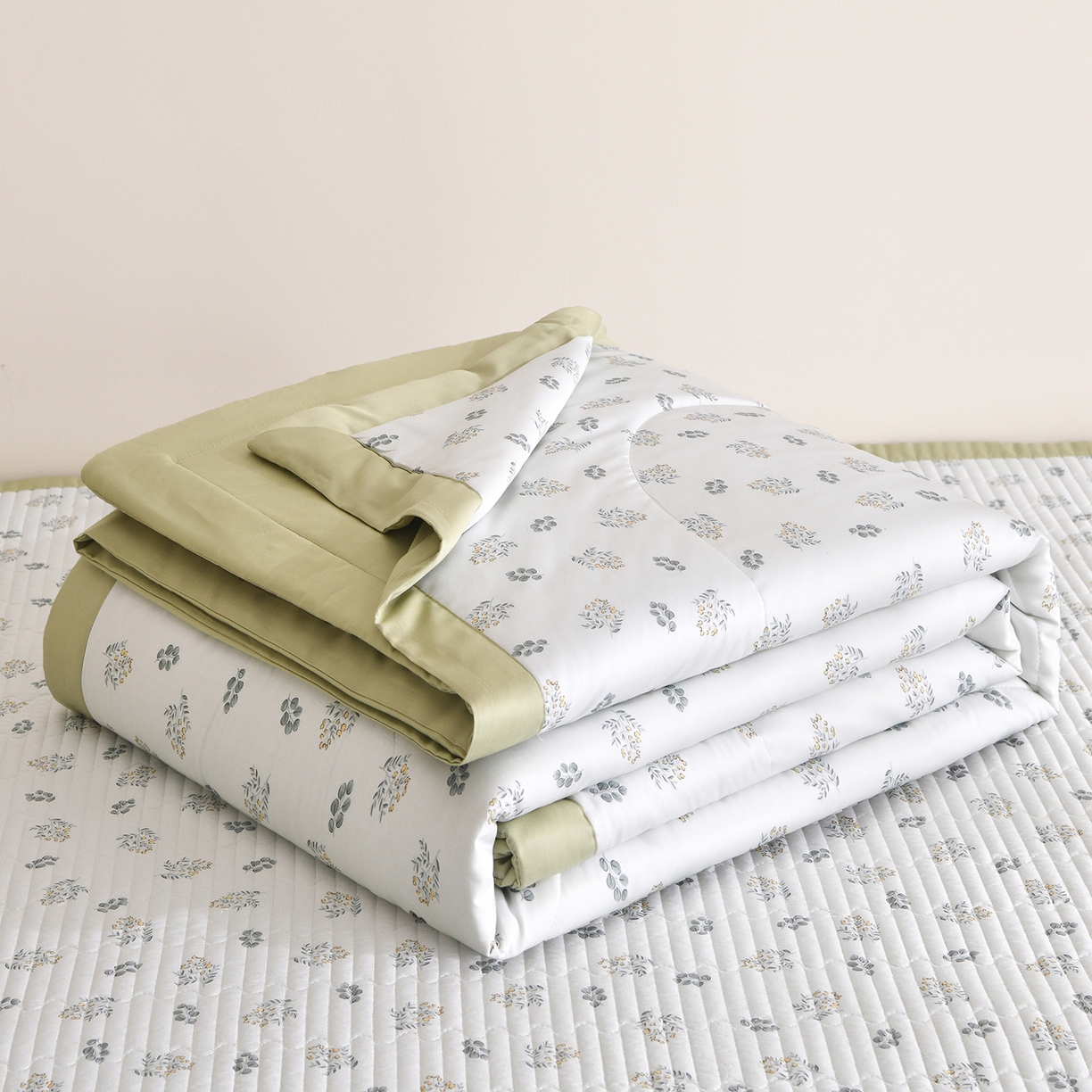 91家纺网 家纺一手货源 找家纺 金艾草 2026新款莫代尔天丝印花夏被床盖四件套三件套 甜果-绿