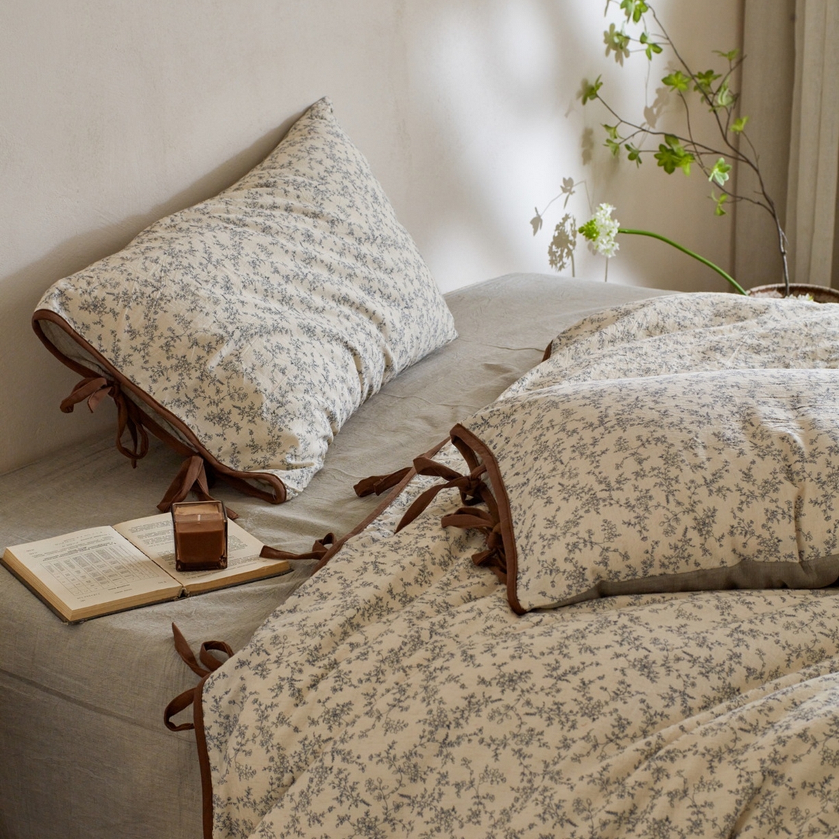 91家纺网 家纺一手货源 找家纺 由丽家纺 2026新款法式复古风棉麻绑带款四件套 黑绒花