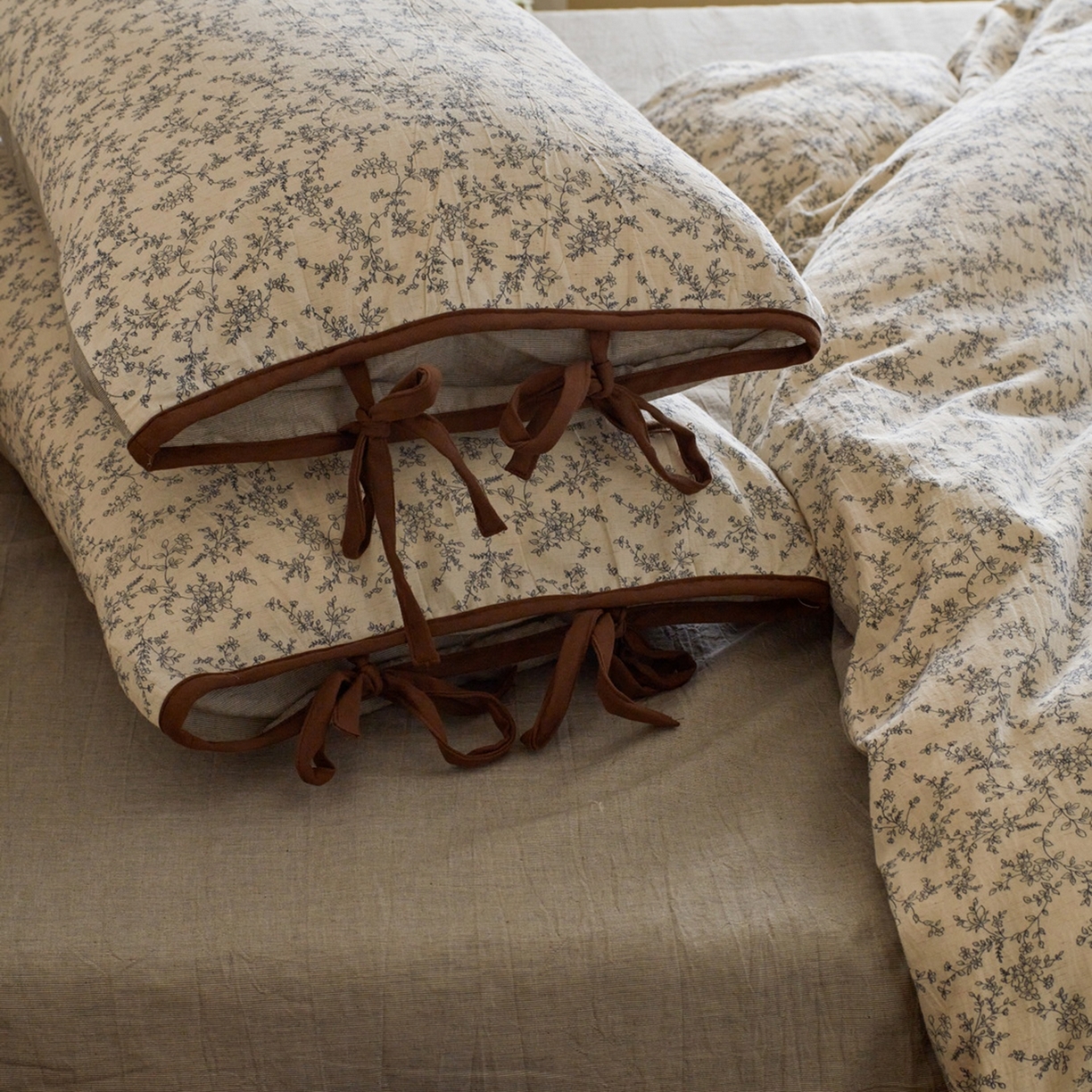 91家纺网 家纺一手货源 找家纺 由丽家纺 2026新款法式复古风棉麻绑带款四件套 黑绒花