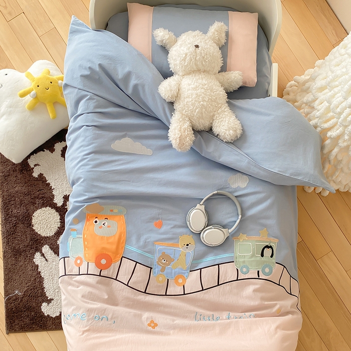 91家纺网 家纺一手货源 找家纺 宝贝优选 2026新款全棉水洗棉幼儿园学生三件套多件套 律动工程车