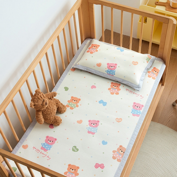 91家纺网 家纺一手货源 找家纺 嗨生活 2026年新款600D冰藤凉席儿童婴儿床凉席 幼儿园凉席 拼床凉席（可定做） 开心小熊