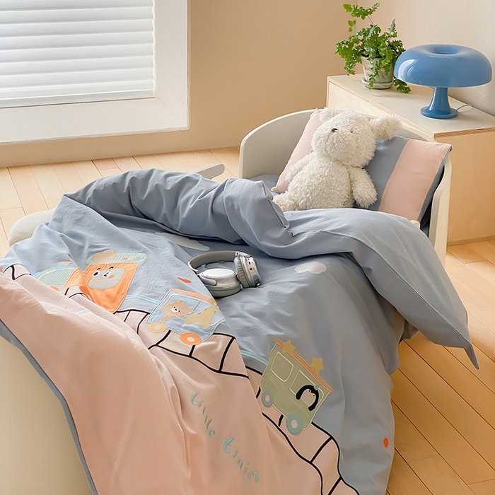 91家纺网 家纺一手货源 找家纺 宝贝优选 2026新款全棉水洗棉幼儿园学生三件套多件套 律动工程车