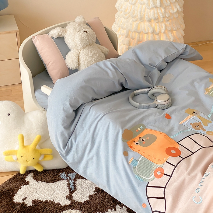 91家纺网 家纺一手货源 找家纺 宝贝优选 2026新款全棉水洗棉幼儿园学生三件套多件套 律动工程车