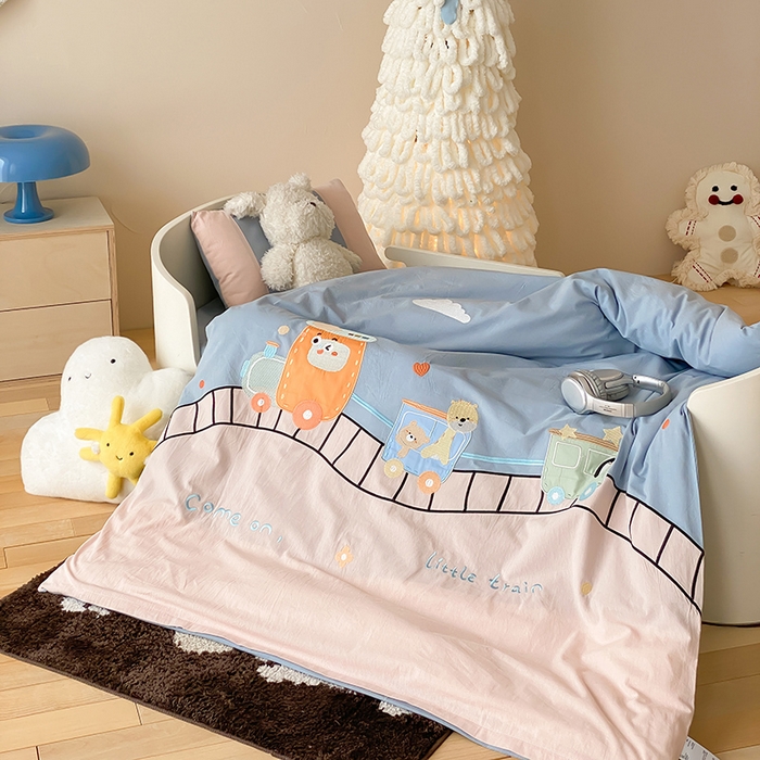 91家纺网 家纺一手货源 找家纺 宝贝优选 2026新款全棉水洗棉幼儿园学生三件套多件套 律动工程车