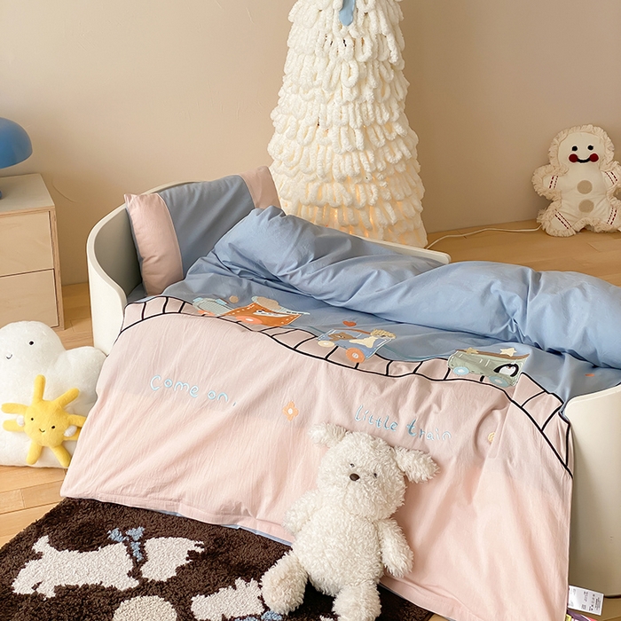 91家纺网 家纺一手货源 找家纺 宝贝优选 2026新款全棉水洗棉幼儿园学生三件套多件套 律动工程车