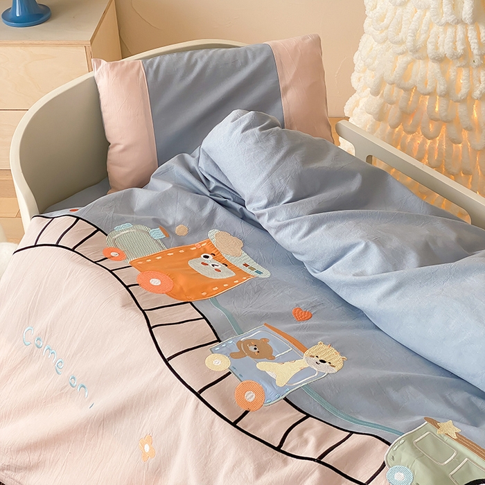 91家纺网 家纺一手货源 找家纺 宝贝优选 2026新款全棉水洗棉幼儿园学生三件套多件套 律动工程车