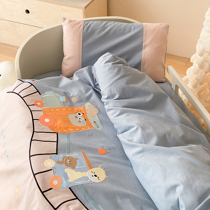 91家纺网 家纺一手货源 找家纺 宝贝优选 2026新款全棉水洗棉幼儿园学生三件套多件套 律动工程车