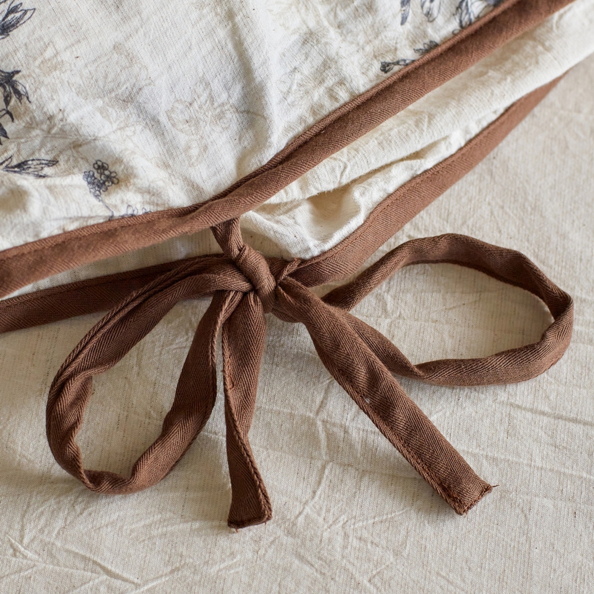 91家纺网 家纺一手货源 找家纺 由丽家纺 2026新款法式复古风棉麻绑带款四件套 剪影-白