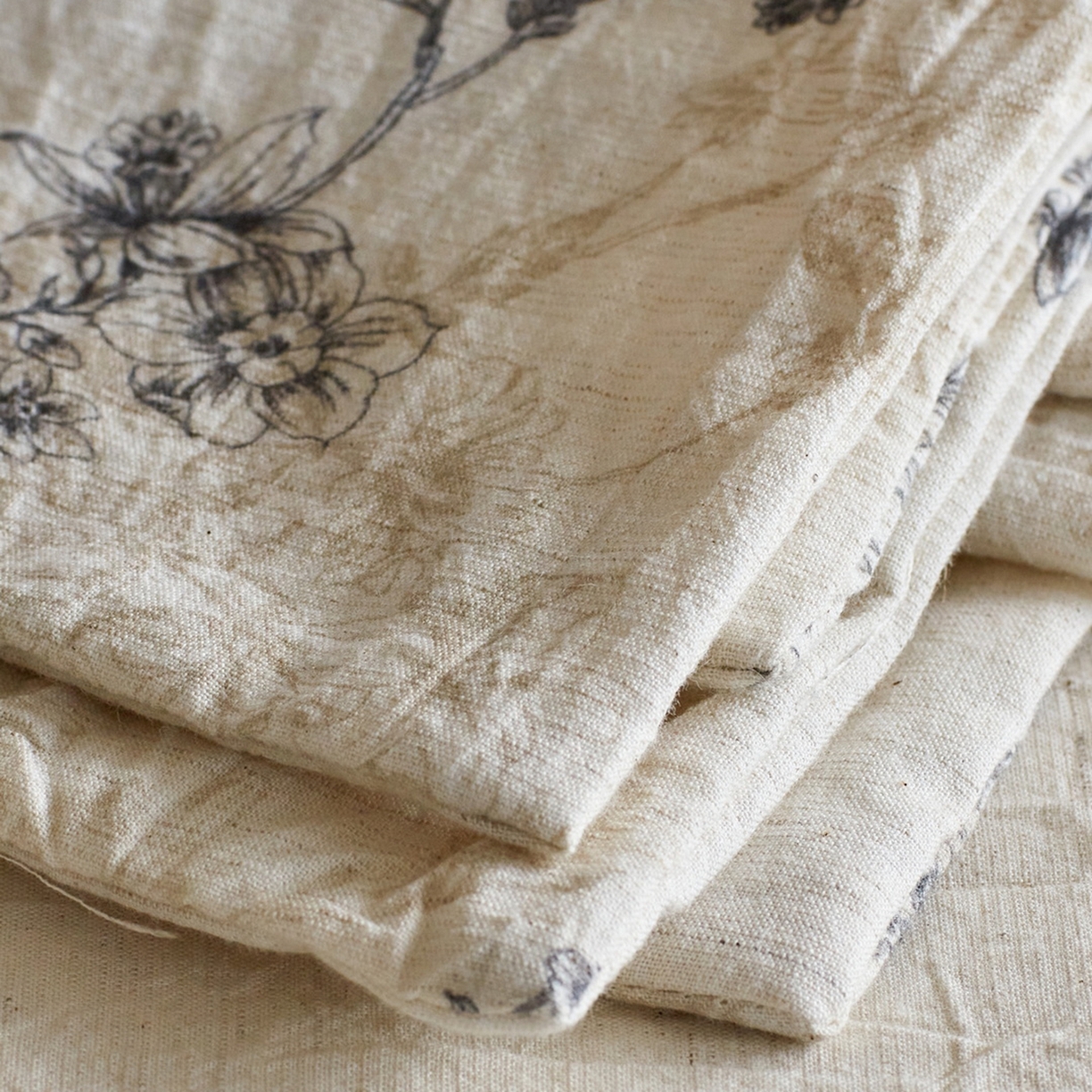 91家纺网 家纺一手货源 找家纺 由丽家纺 2026新款法式复古风棉麻绑带款四件套 剪影-白