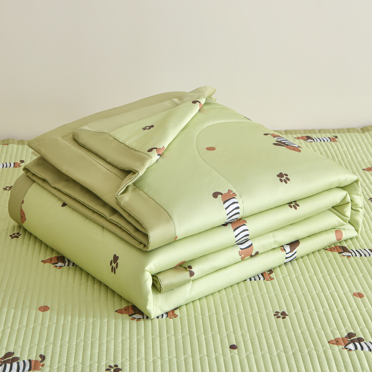 91家纺网 家纺一手货源 找家纺 金艾草 2026新款莫代尔天丝印花夏被床盖四件套三件套 香肠狗-绿色