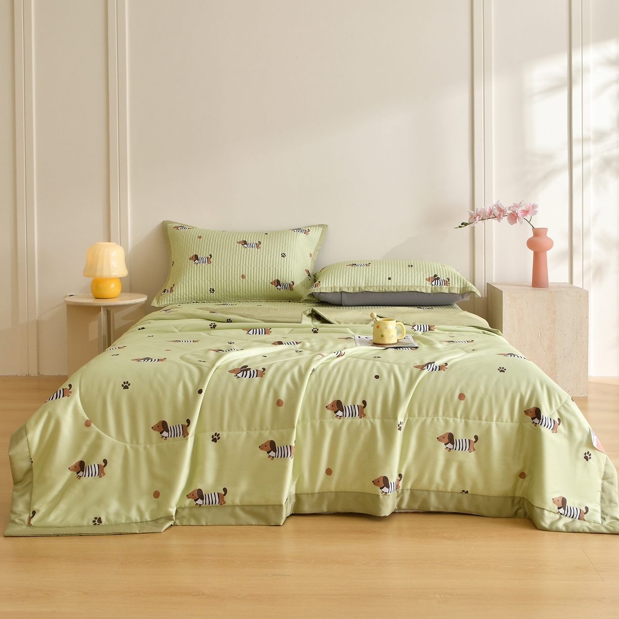 91家纺网 家纺一手货源 找家纺 金艾草 2026新款莫代尔天丝印花夏被床盖四件套三件套 香肠狗-绿色