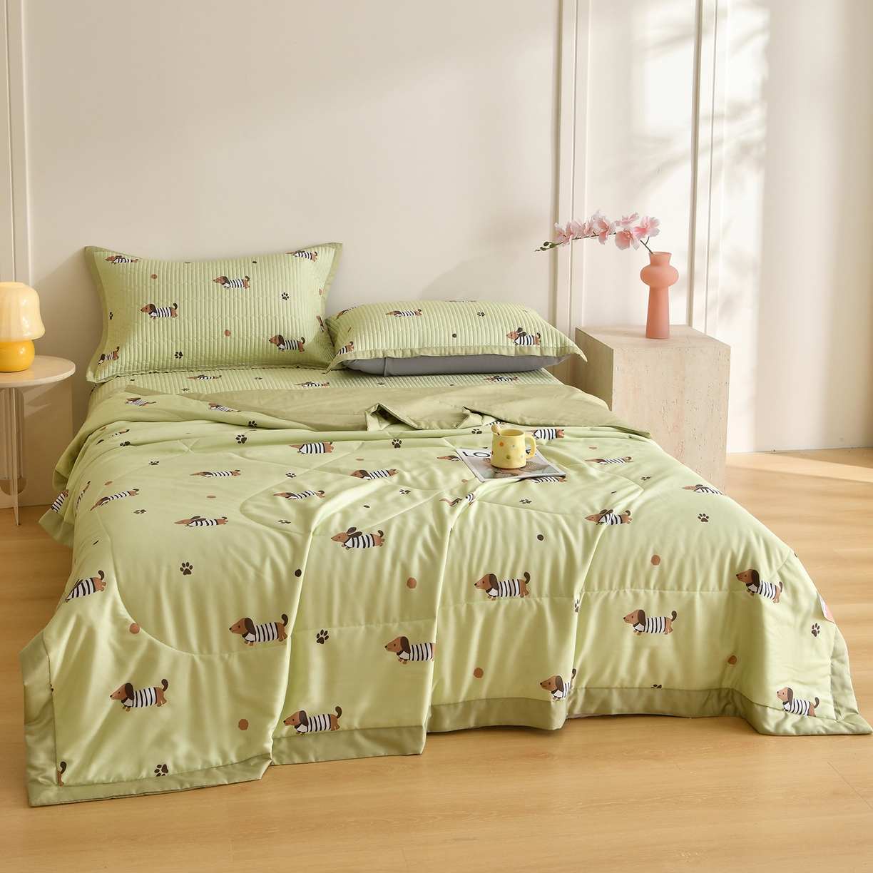 91家纺网 家纺一手货源 找家纺 金艾草 2026新款莫代尔天丝印花夏被床盖四件套三件套 香肠狗-绿色