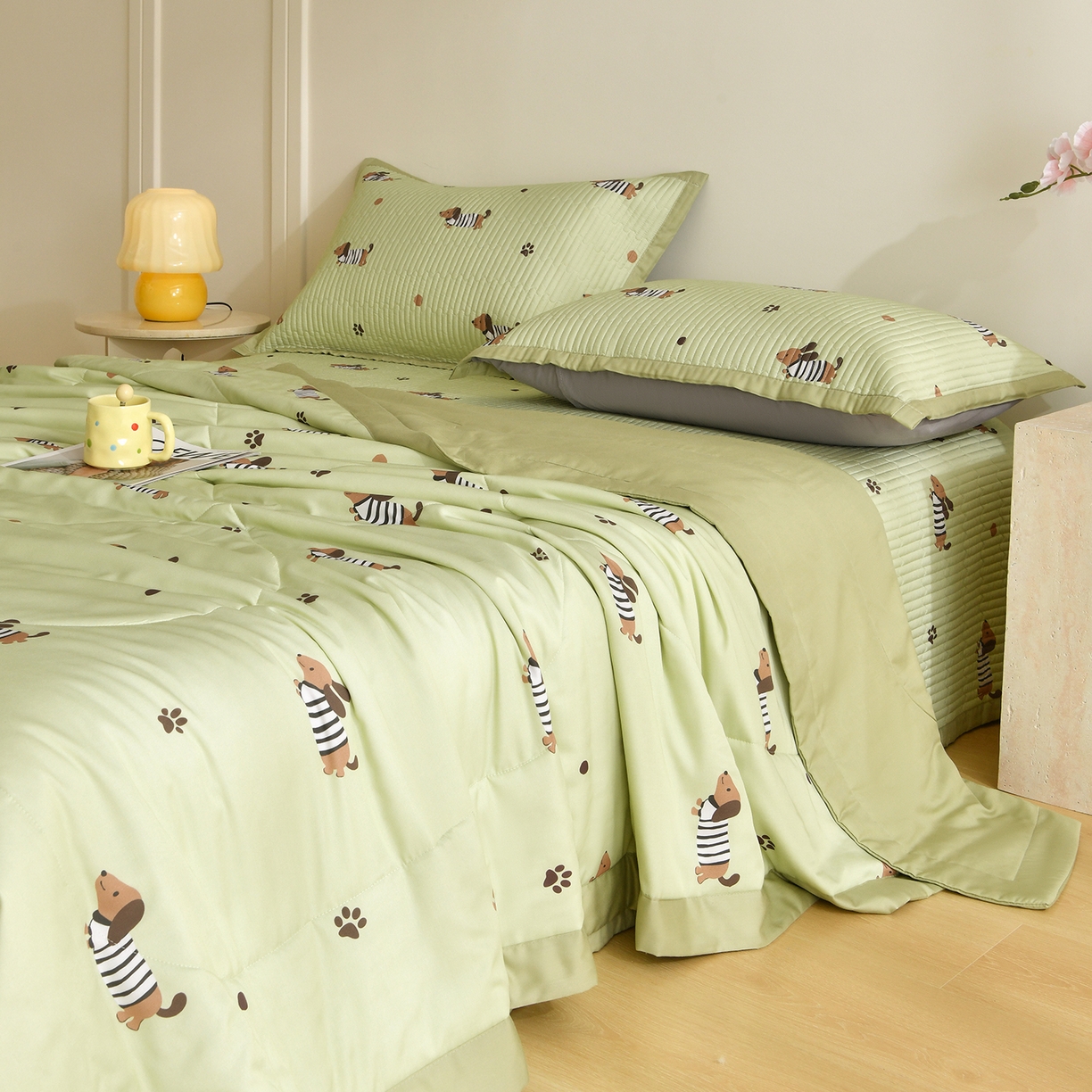 91家纺网 家纺一手货源 找家纺 金艾草 2026新款莫代尔天丝印花夏被床盖四件套三件套 香肠狗-绿色