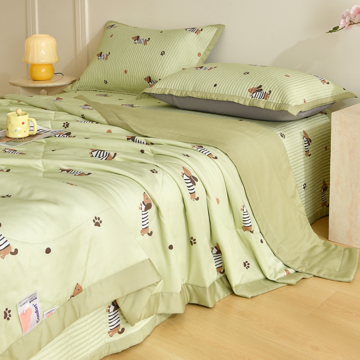 91家纺网 家纺一手货源 找家纺 金艾草 2026新款莫代尔天丝印花夏被床盖四件套三件套 香肠狗-绿色