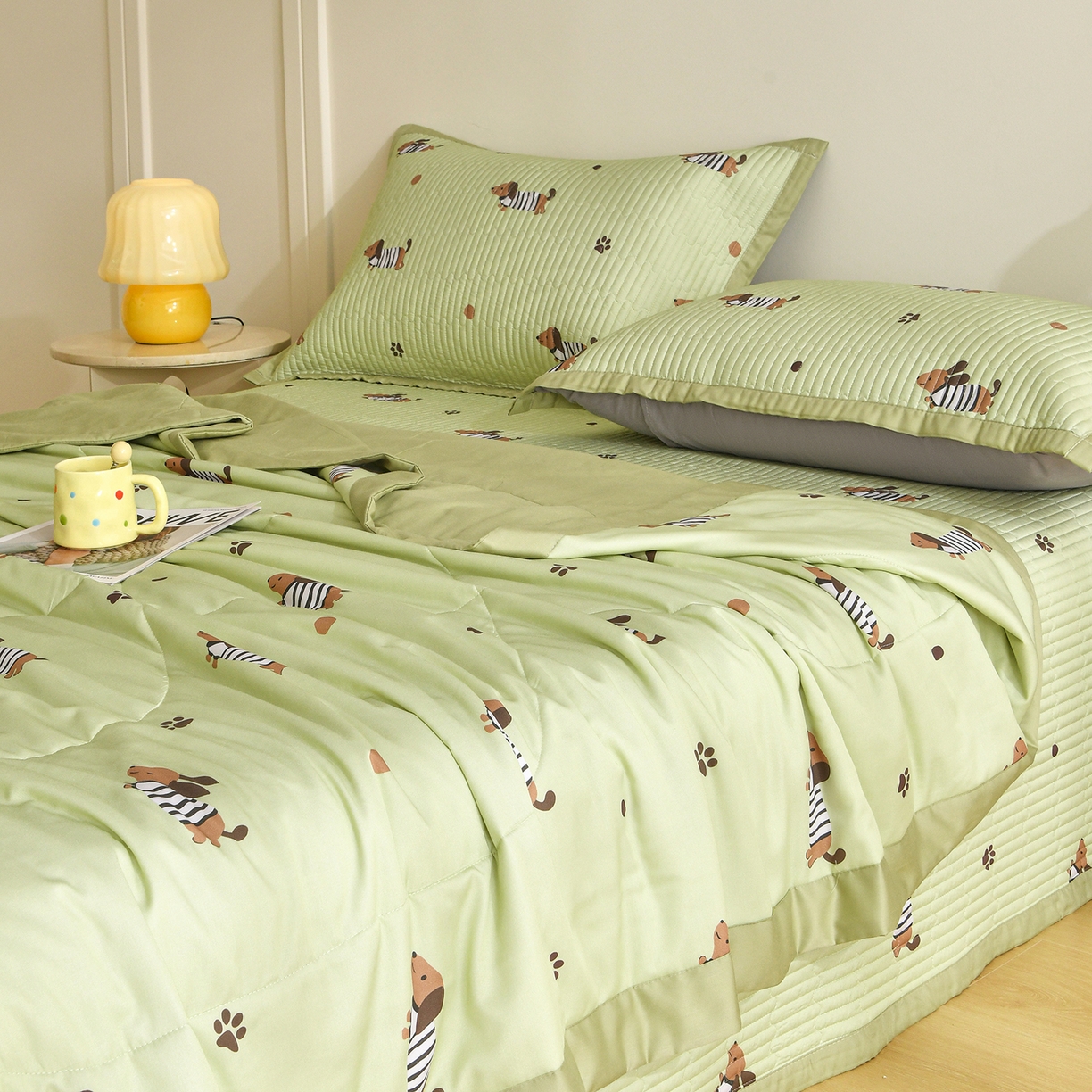 91家纺网 家纺一手货源 找家纺 金艾草 2026新款莫代尔天丝印花夏被床盖四件套三件套 香肠狗-绿色