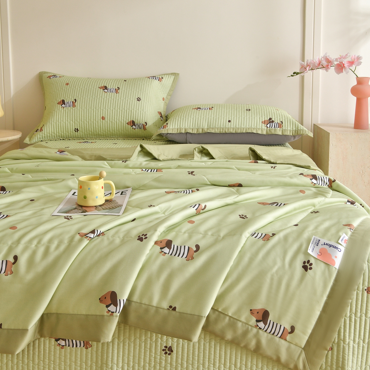 91家纺网 家纺一手货源 找家纺 金艾草 2026新款莫代尔天丝印花夏被床盖四件套三件套 香肠狗-绿色