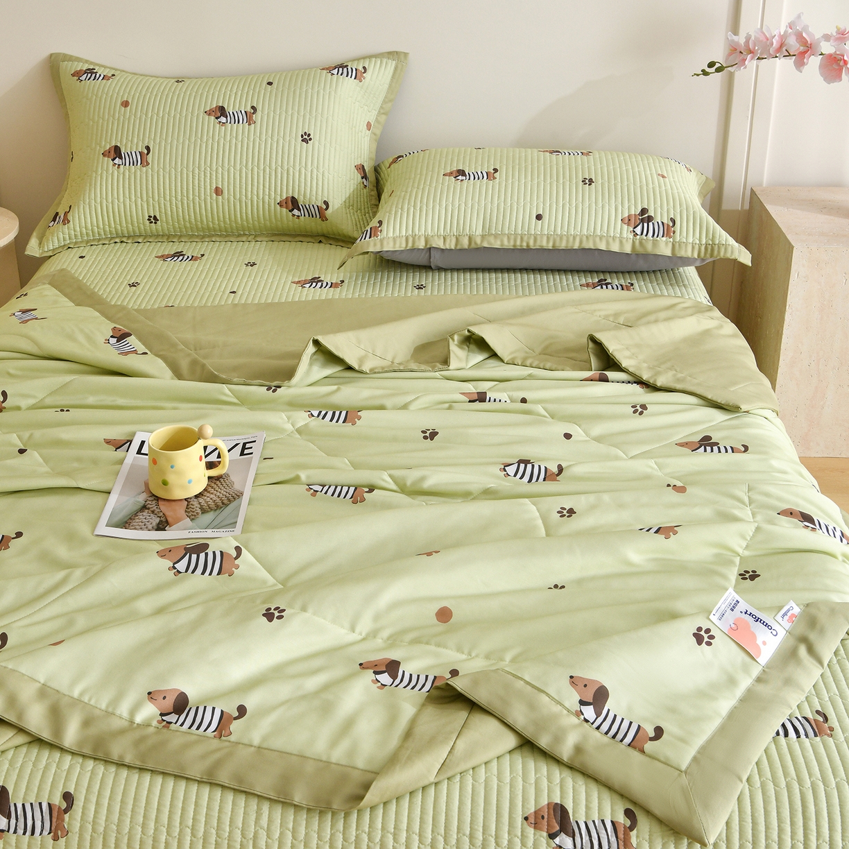 91家纺网 家纺一手货源 找家纺 金艾草 2026新款莫代尔天丝印花夏被床盖四件套三件套 香肠狗-绿色