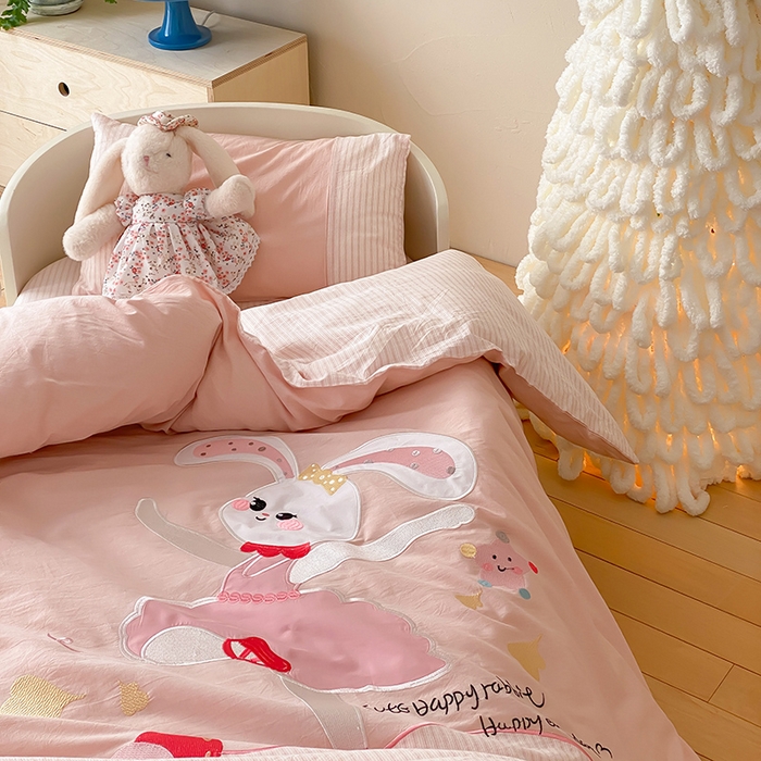 91家纺网 家纺一手货源 找家纺 宝贝优选 2026新款全棉水洗棉幼儿园学生三件套多件套 星光舞兔