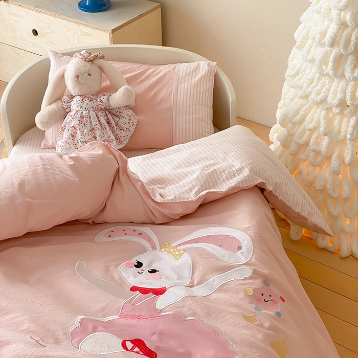 91家纺网 家纺一手货源 找家纺 宝贝优选 2026新款全棉水洗棉幼儿园学生三件套多件套 星光舞兔